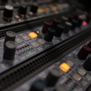 Detailansicht von Studiogeräten für Recording, Mixdown, Mastering
